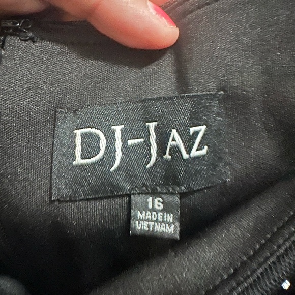 Black Off-Shoulder Sheath Midi Dress - Picture 5 of 6